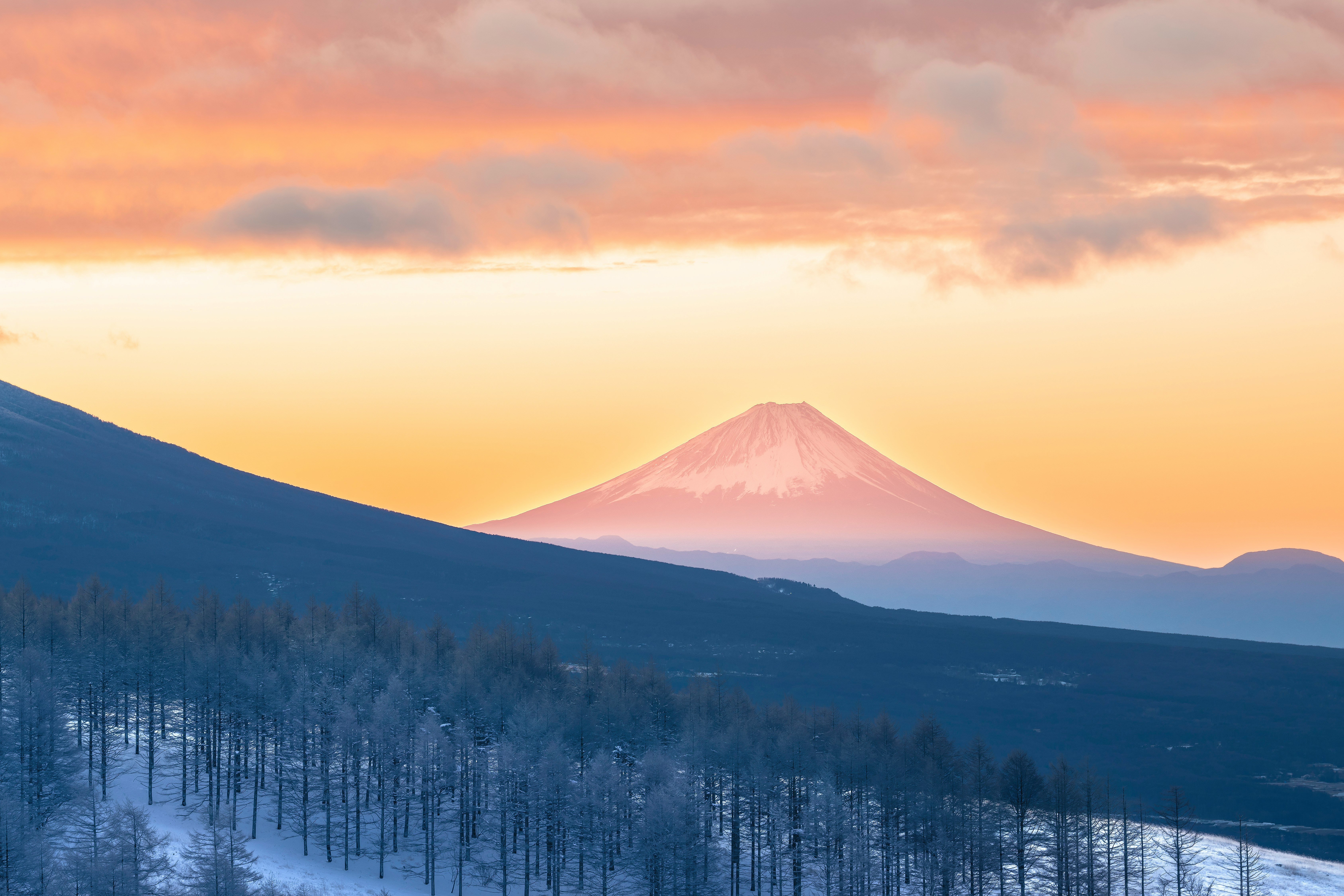 Vista invernal del amanecer del monte Fuji desde las tierras altas de Kirigamine