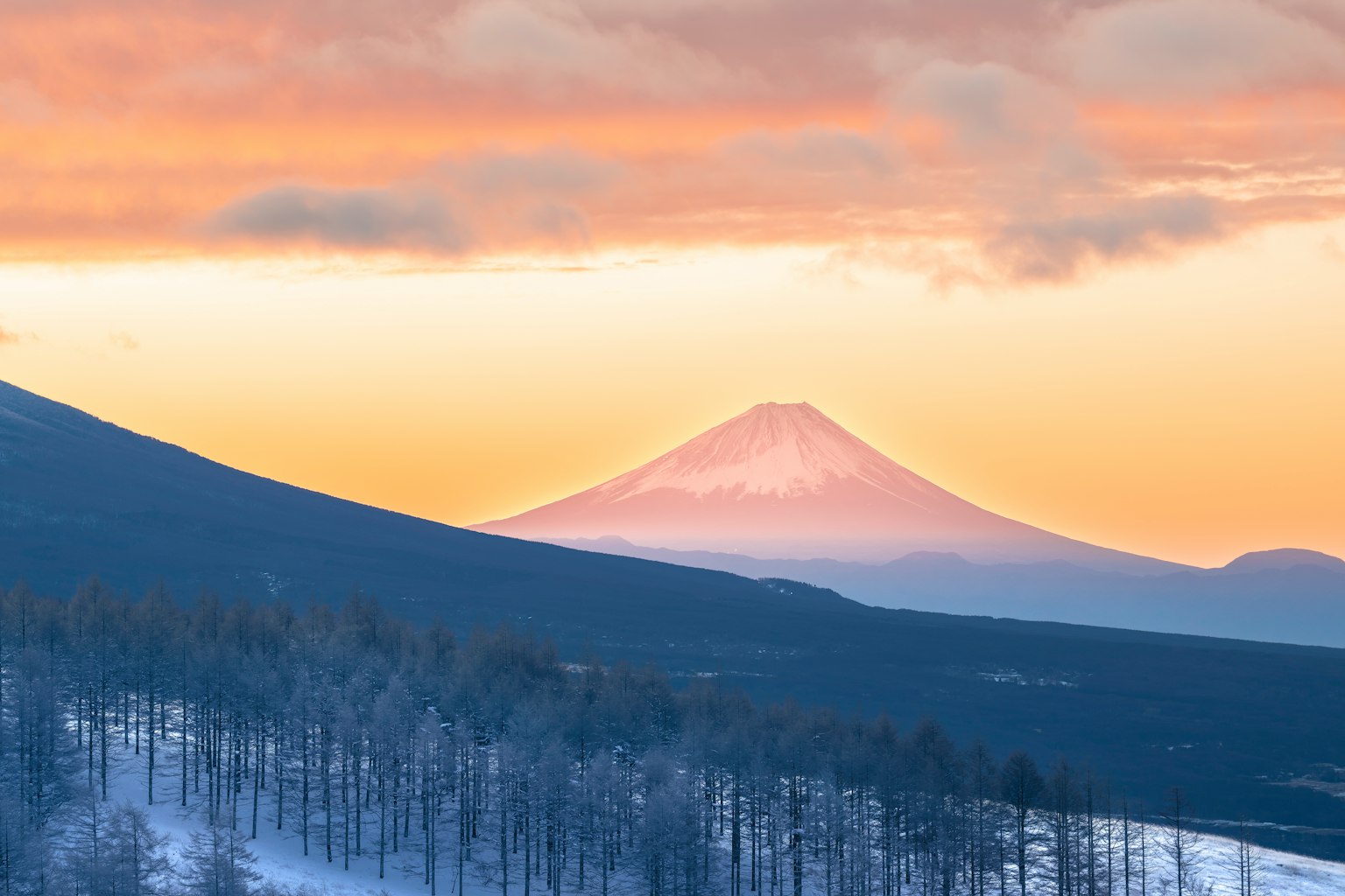 Der Fuji erhebt sich unter einem schönen Sonnenuntergang mit verschneiten Bergen