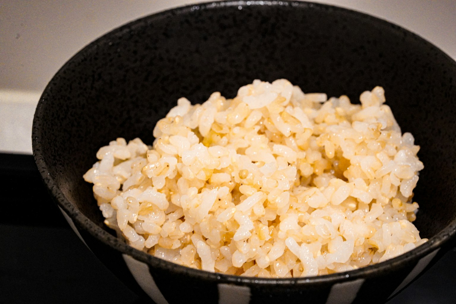 Riz blanc dans un bol noir