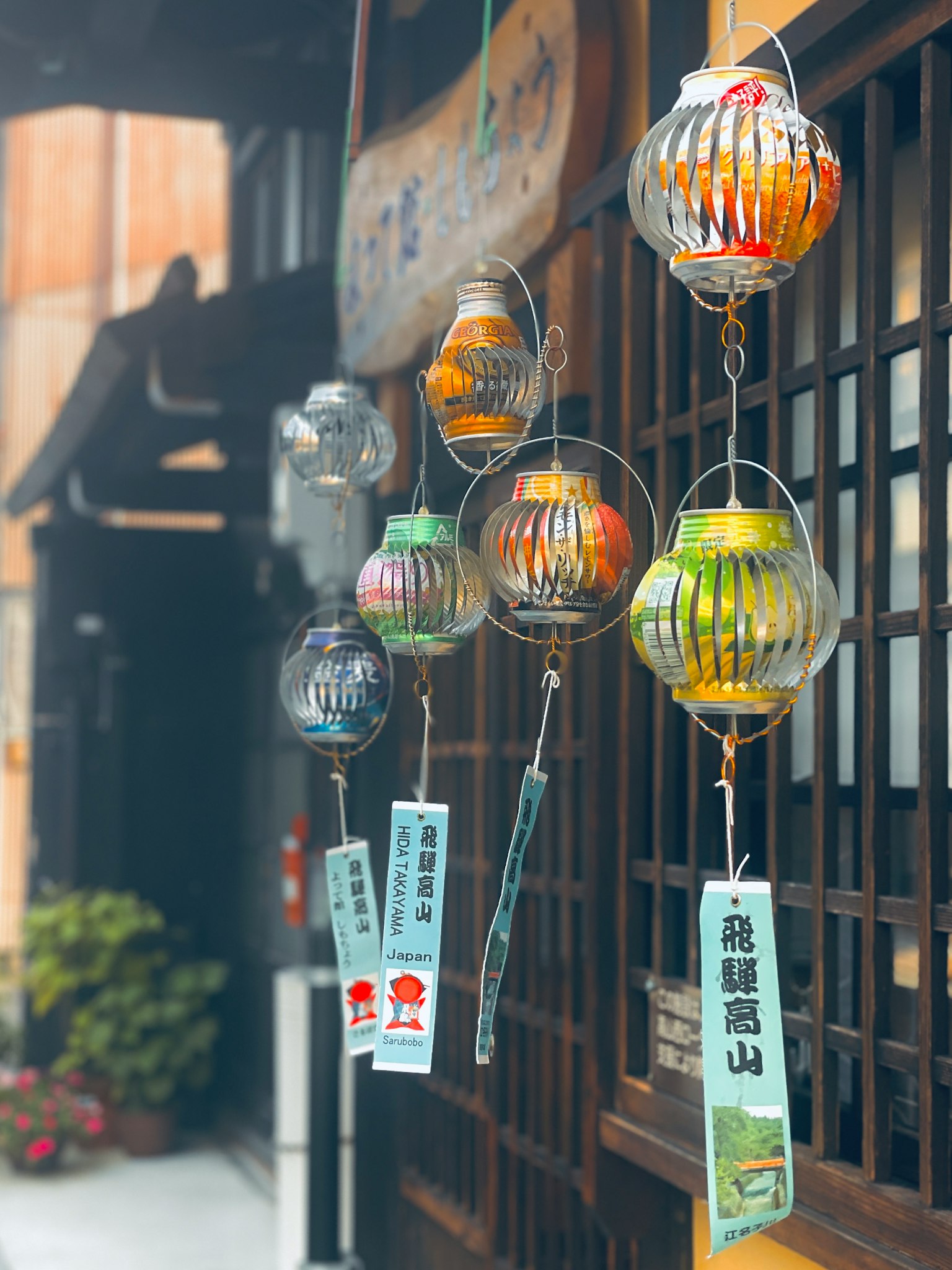 風鈴が吊るされた伝統的な日本の建物の外観