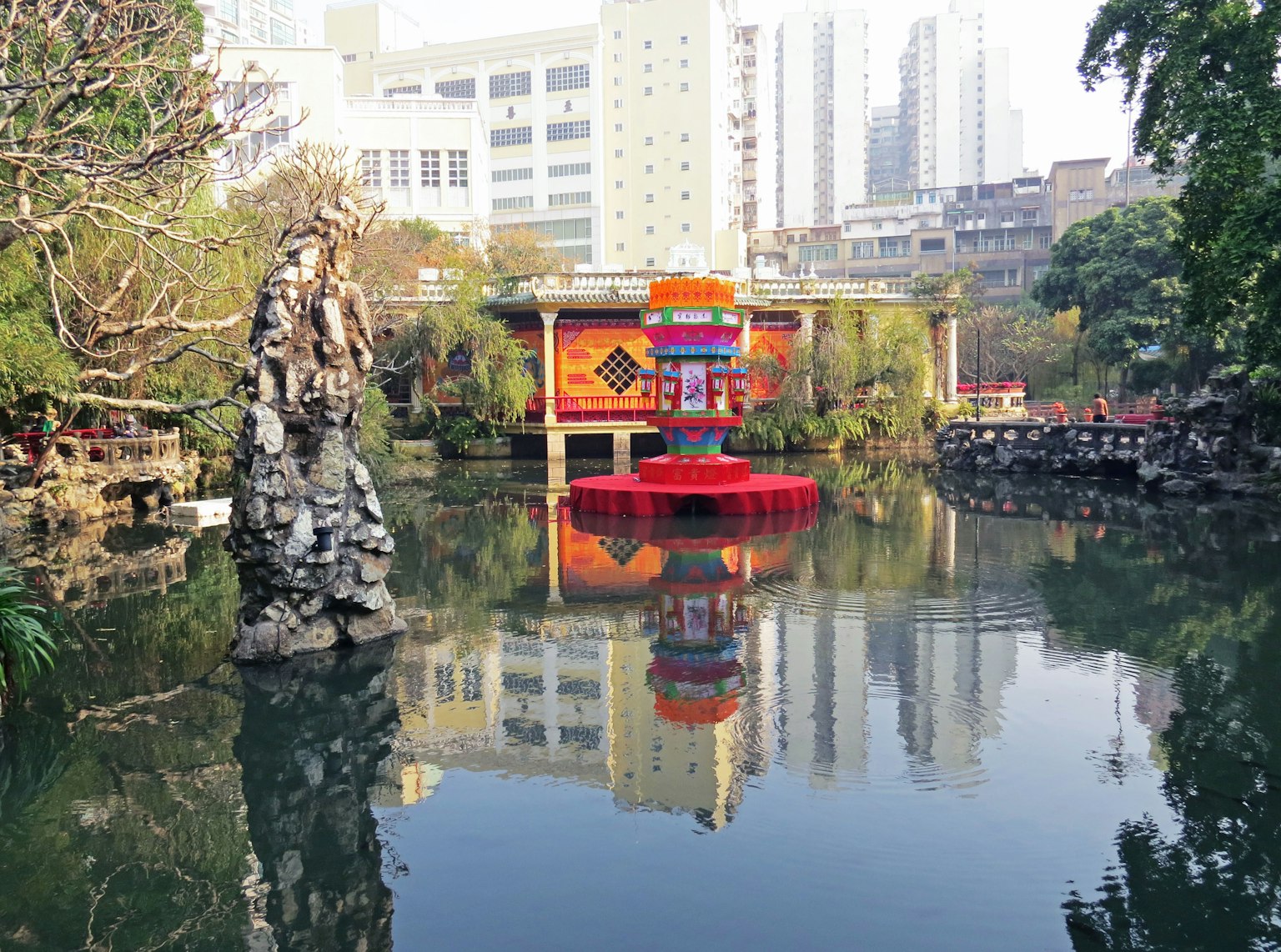 水中倒影的色彩斑斓建筑与石雕郁郁葱葱的绿地