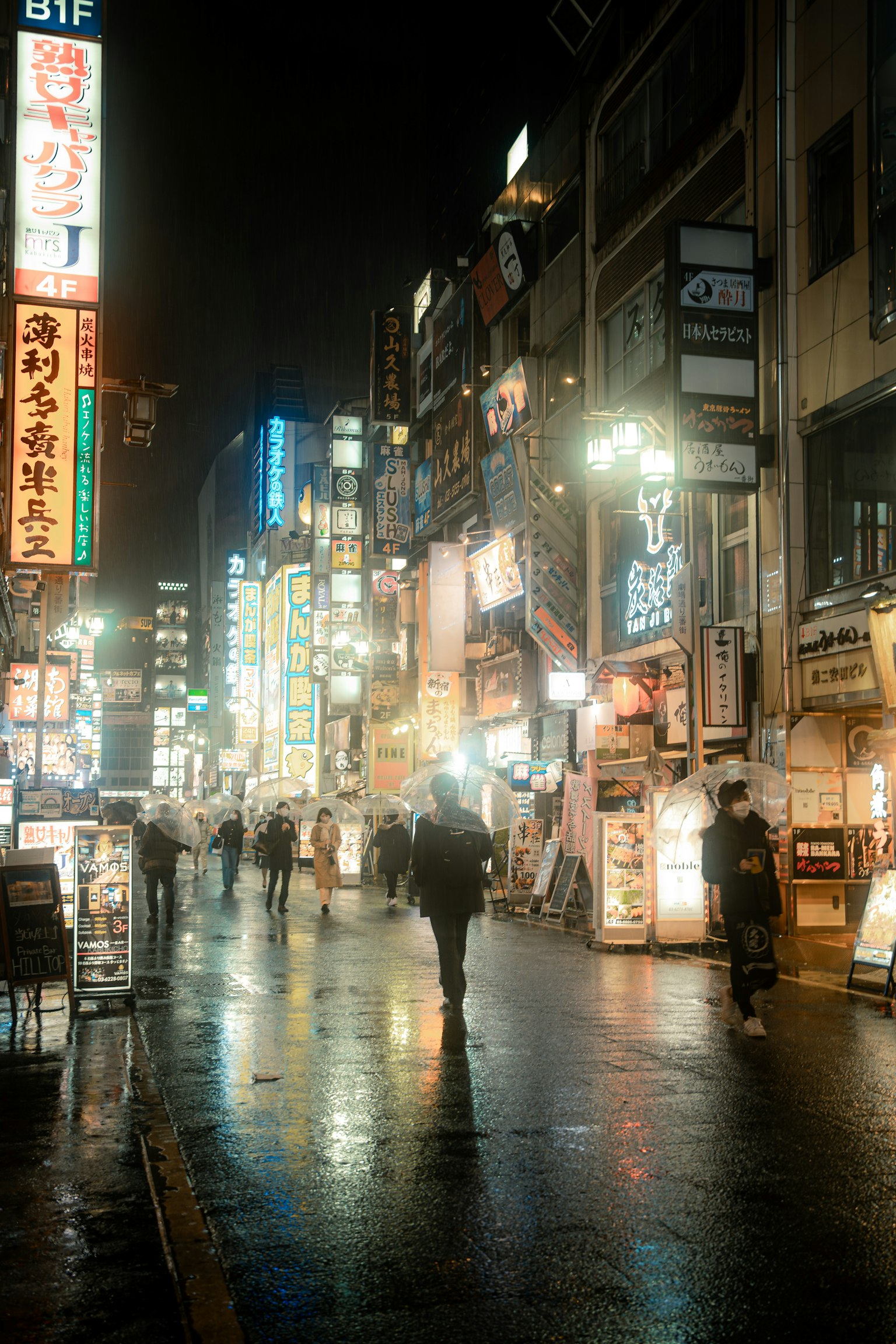 夜間街景，閃爍的霓虹燈和人們的輪廓
