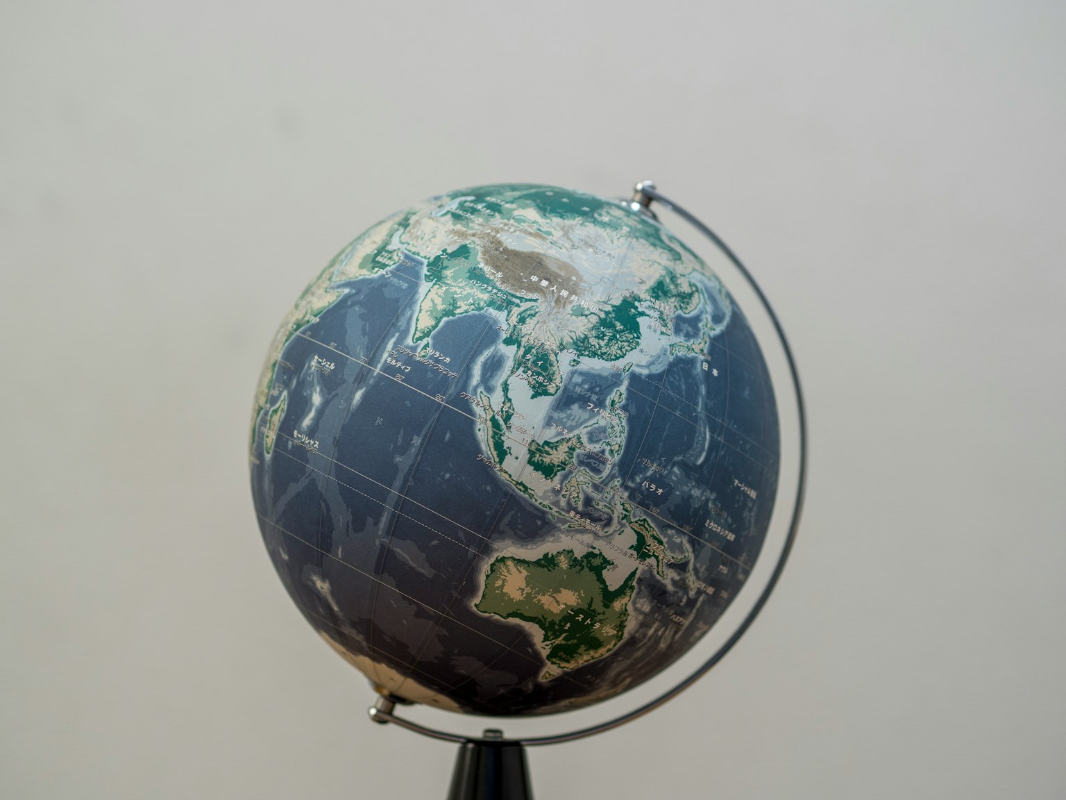 Globe yang menampilkan benua dan lautan di latar belakang putih