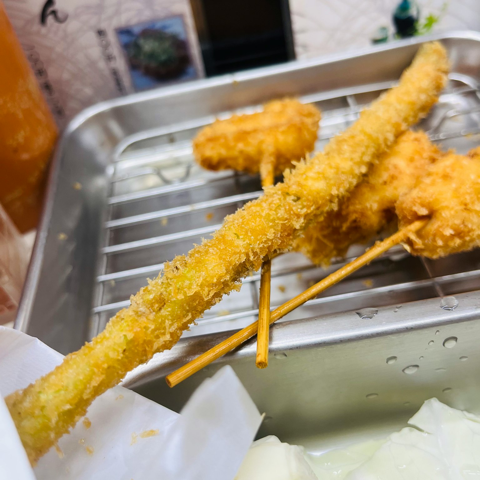 Brochettes frites de kushi katsu sur un plateau en métal