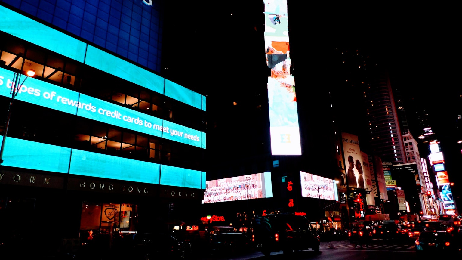 Pemandangan malam Times Square dengan tanda neon terang dan bangunan