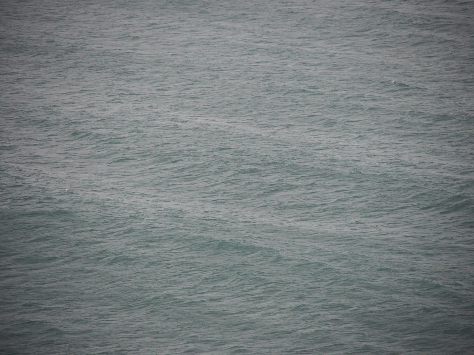 Superficie del mar turquesa calma con suaves ondulaciones