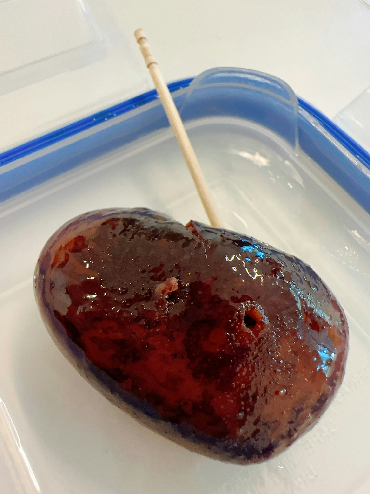 Un aliment ressemblant à un bonbon gélifié rouge sur un bâton