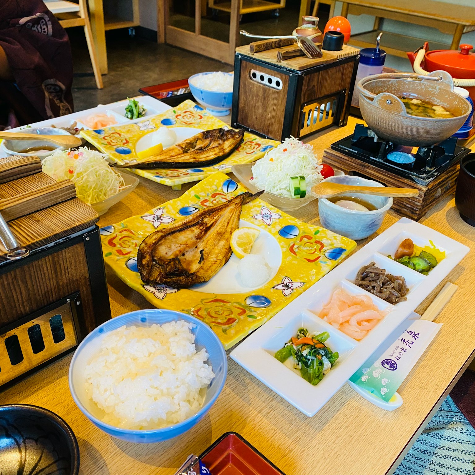 桌上的日本餐點有烤魚 米飯 味噌湯 和各種蔬菜