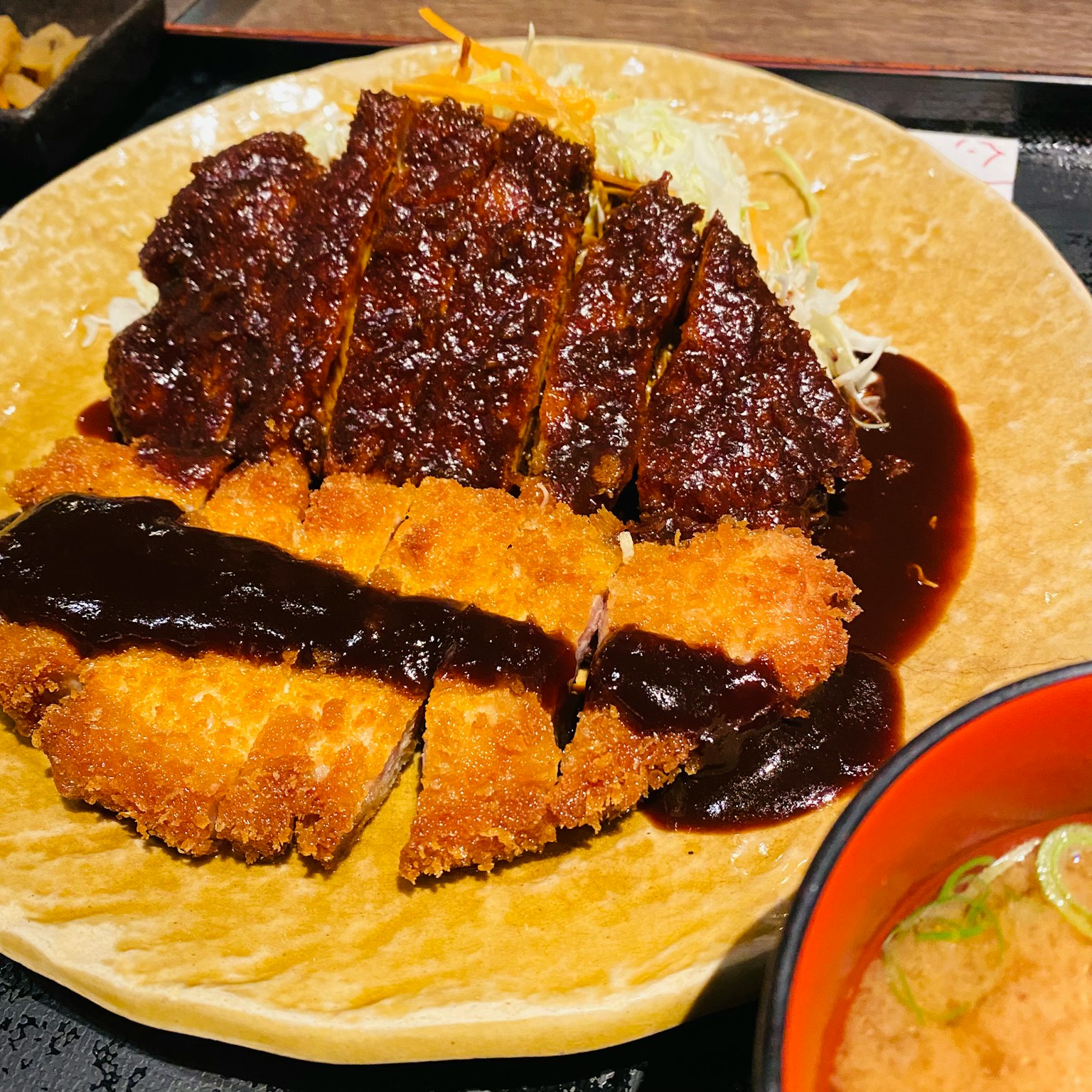 소스가 잘 배치된 돈까스가 담긴 가츠동 접시
