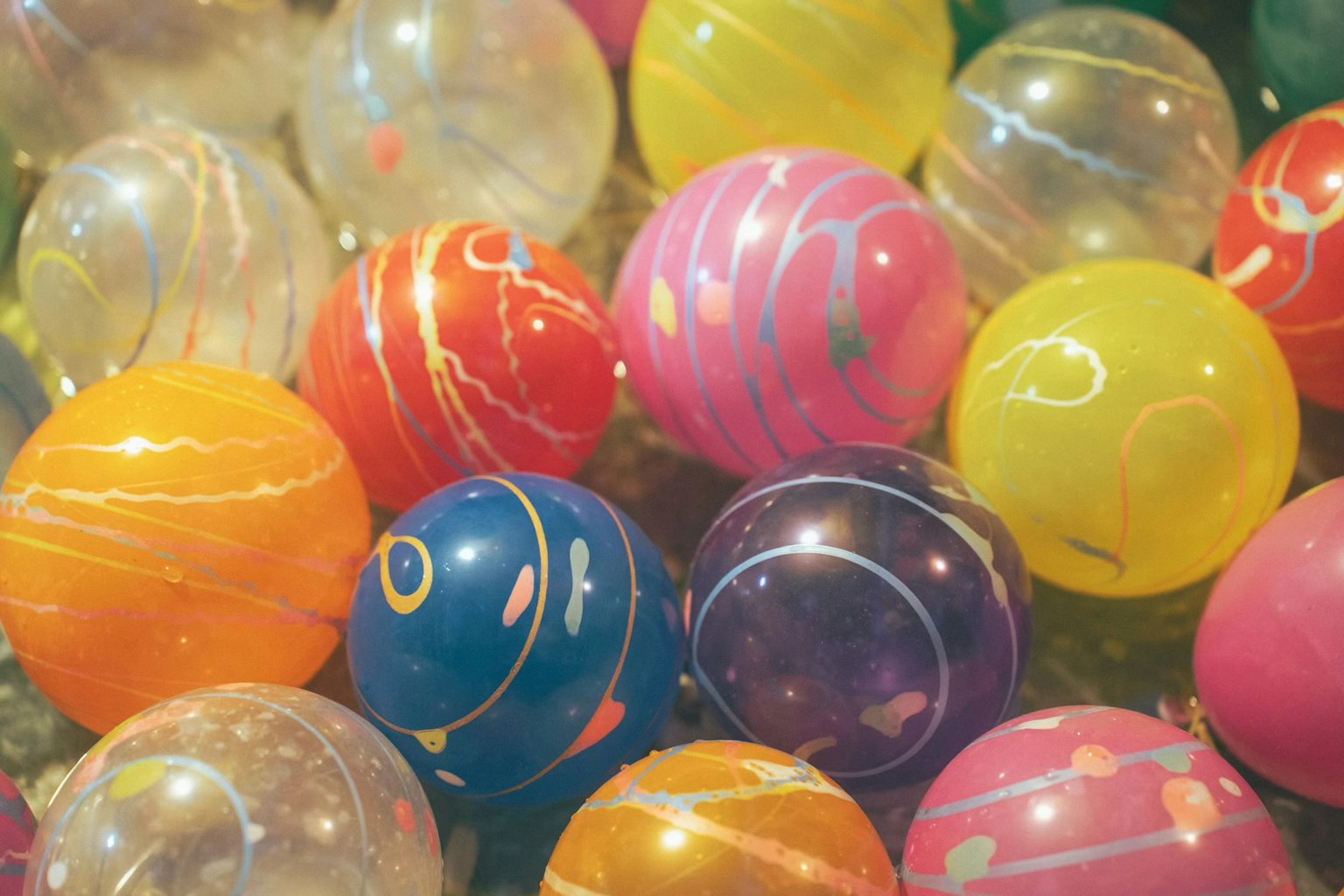 カラフルなプラスチック製のビー玉が集まっている様子