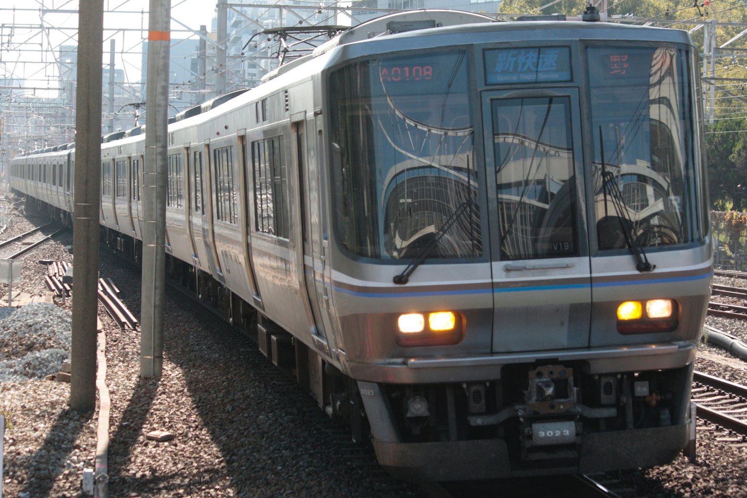 Un train moderne circulant sur des voies