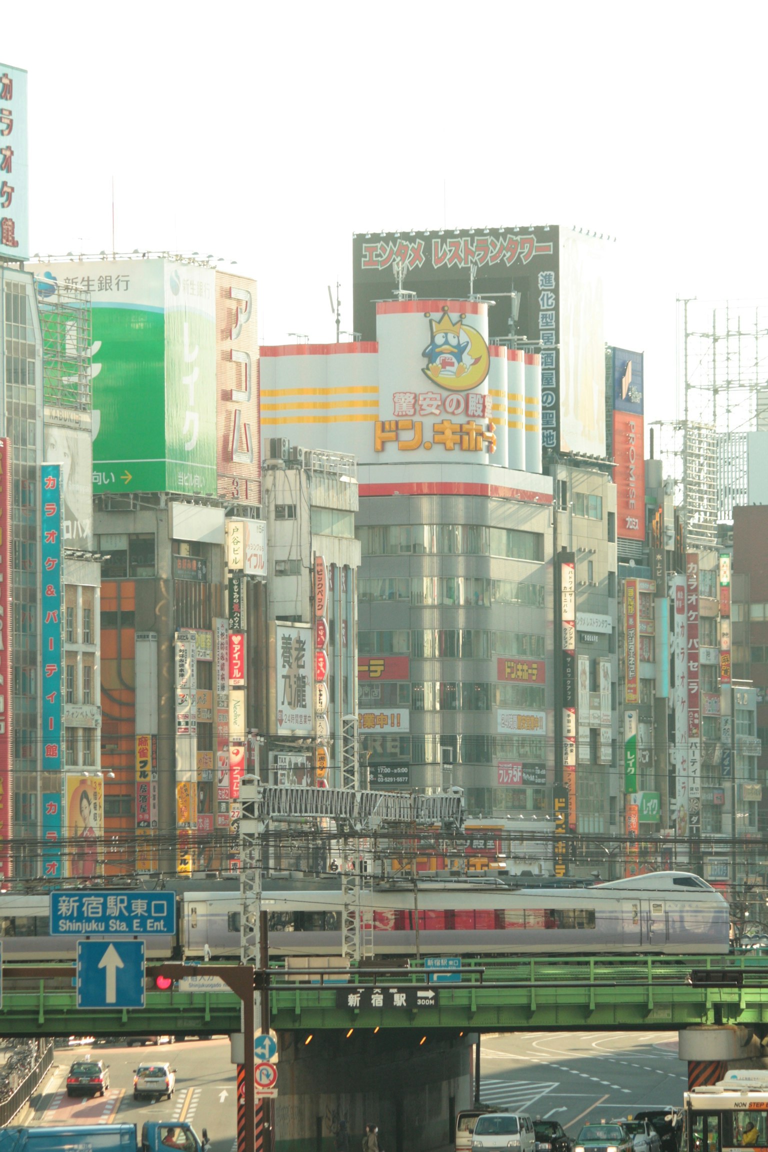 Paysage urbain avec des gratte-ciels et des publicités colorées