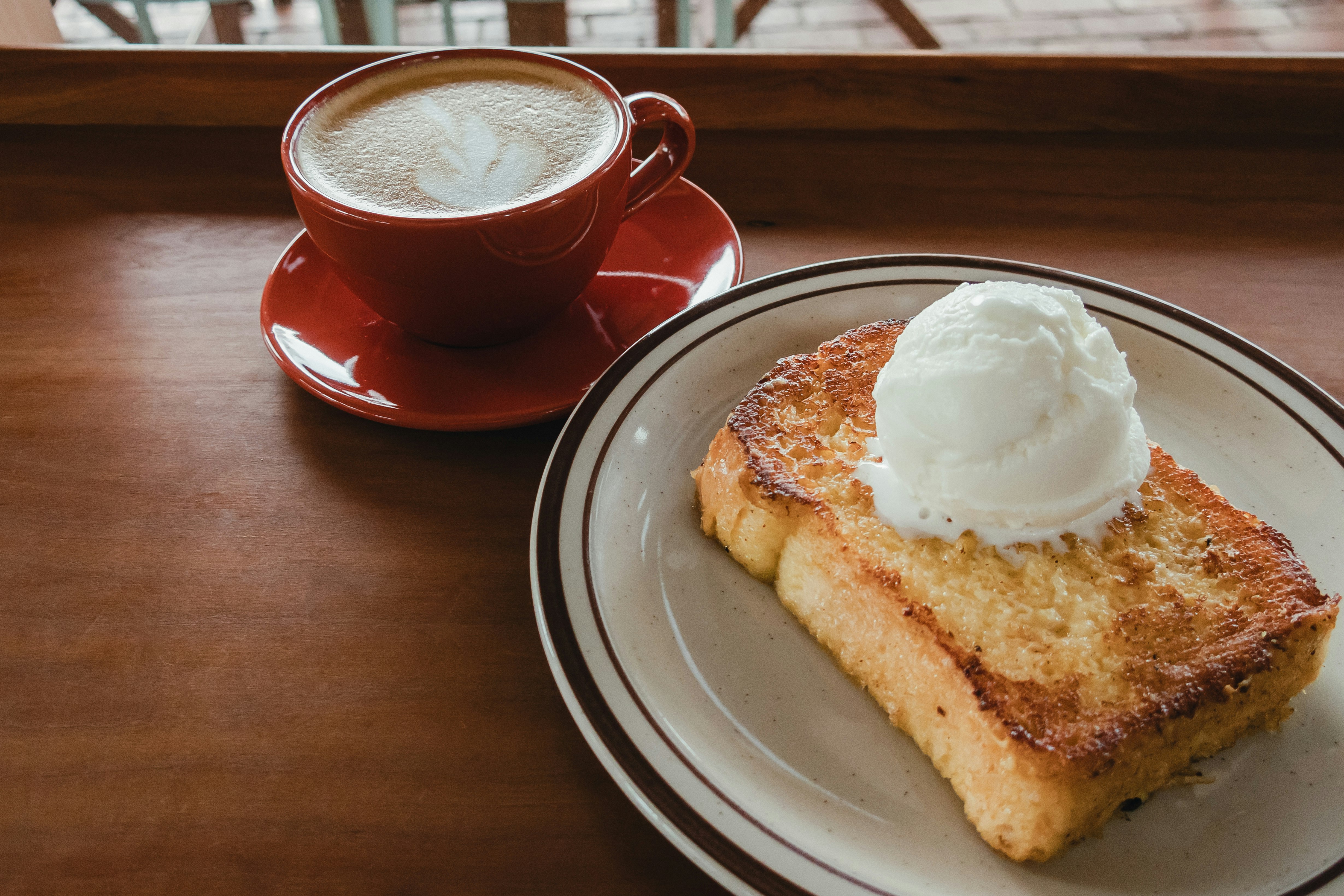 カフェのフレンチトーストとカフェラテ