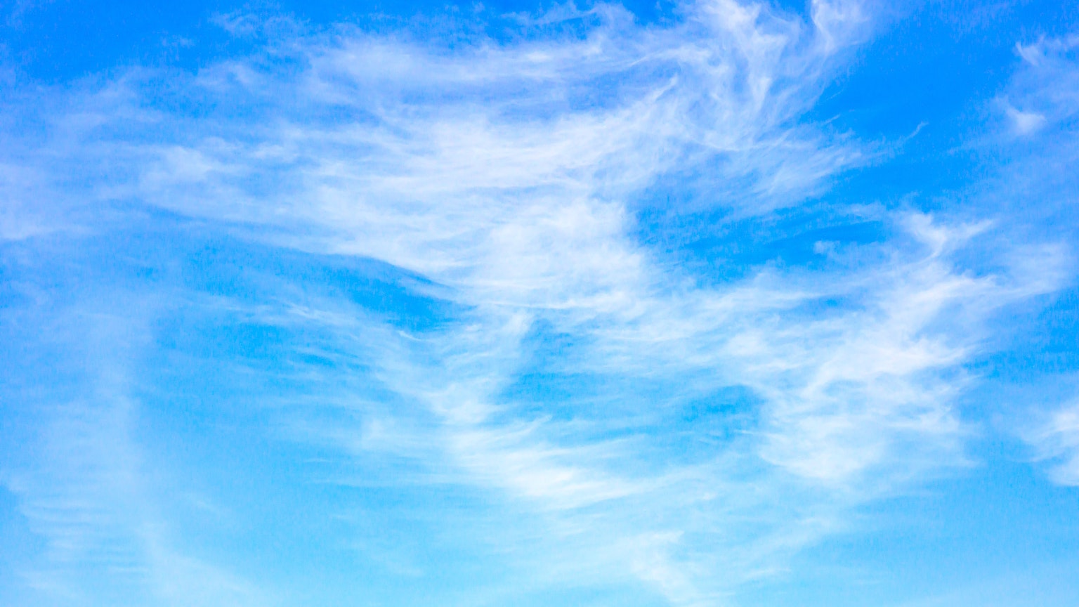 Eine malerische Ansicht eines blauen Himmels mit weißen Wolken