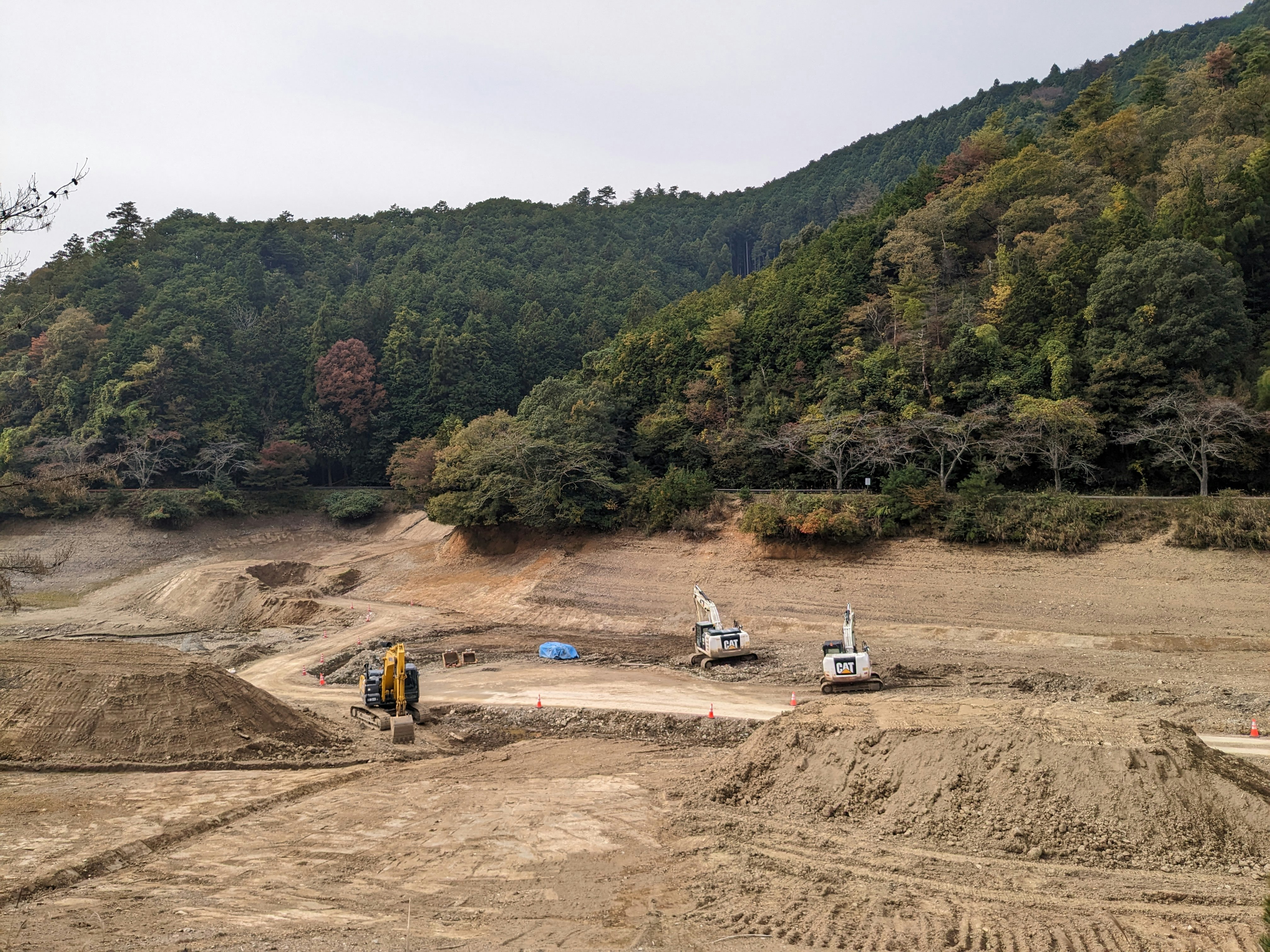 macchinari da cantiere al lavoro su un’area di sviluppo in collina
