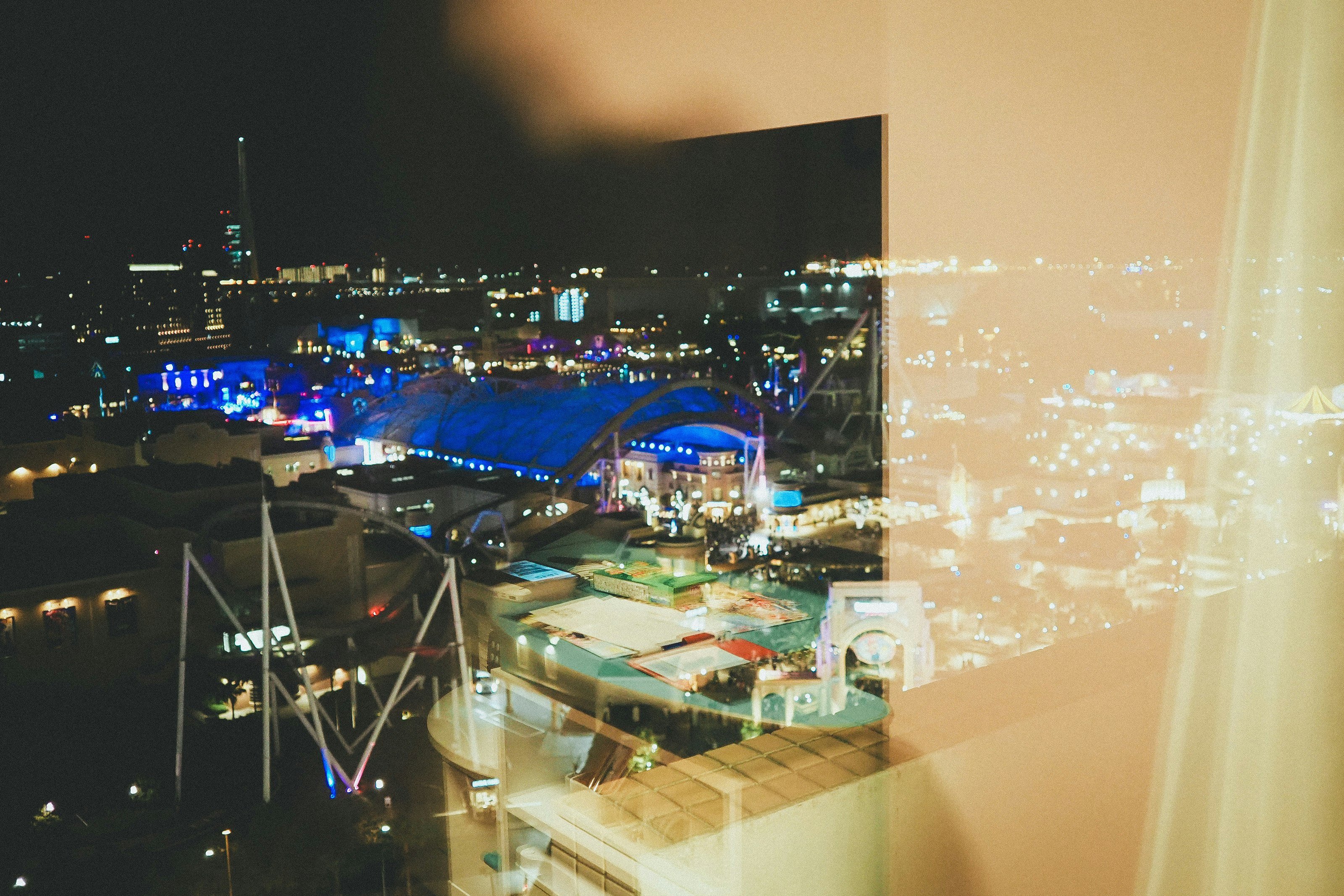 夜景の窓越しに見える都市の景色とカラフルなライト