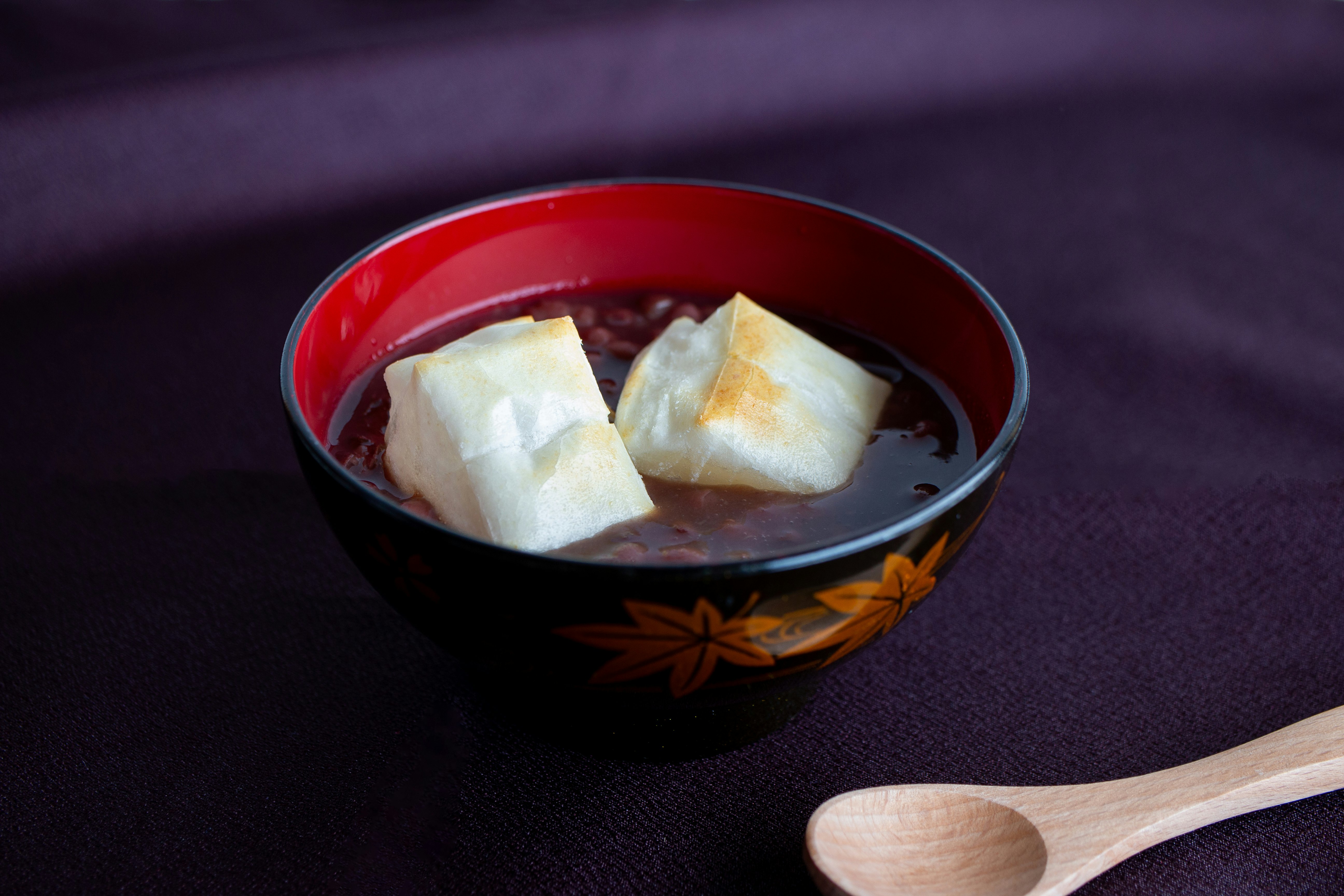 Sopa miso con tofu en cubos en un cuenco rojo