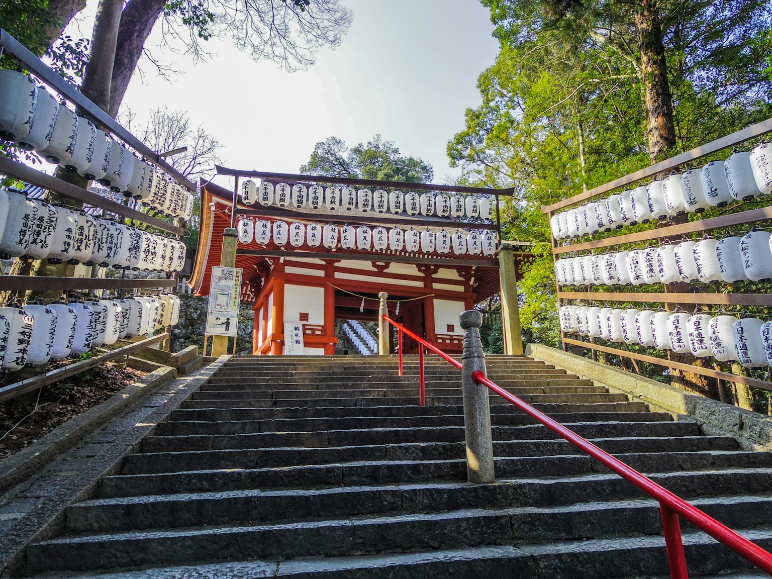 神社入口有石階和兩側的白色燈籠