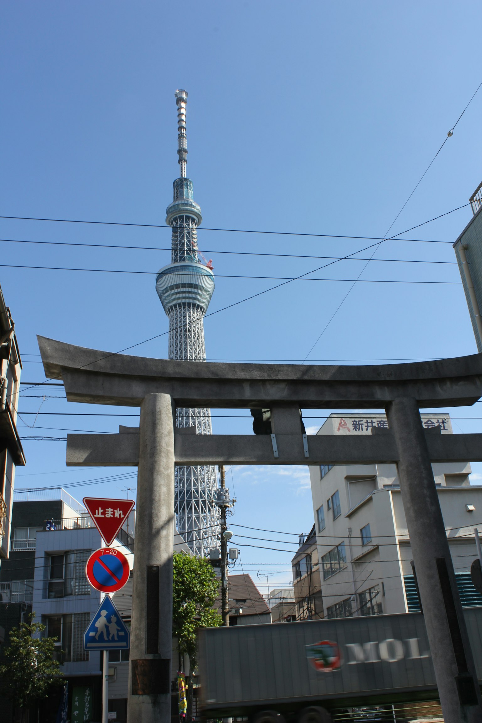 在藍天下透過傳統鳥居看到的東京晴空塔