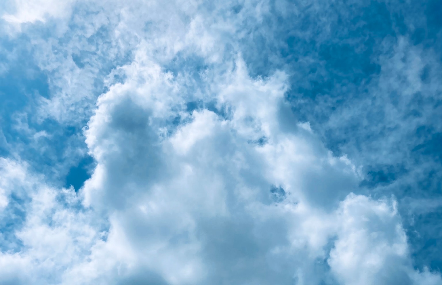 Un paysage de nuages blancs flottant dans un ciel bleu
