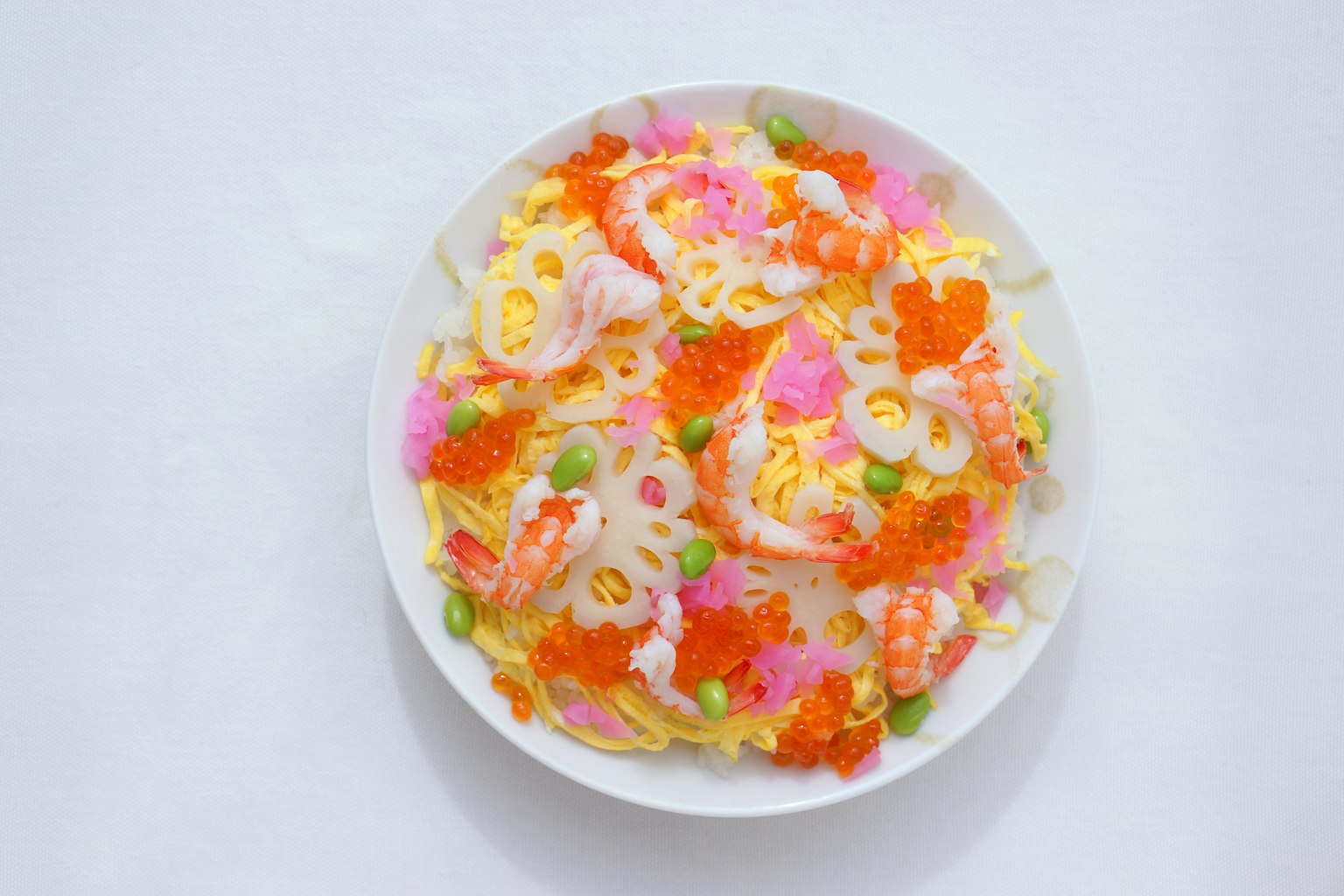 Salad seafood berwarna-warni yang dihiasi dengan berbagai bahan