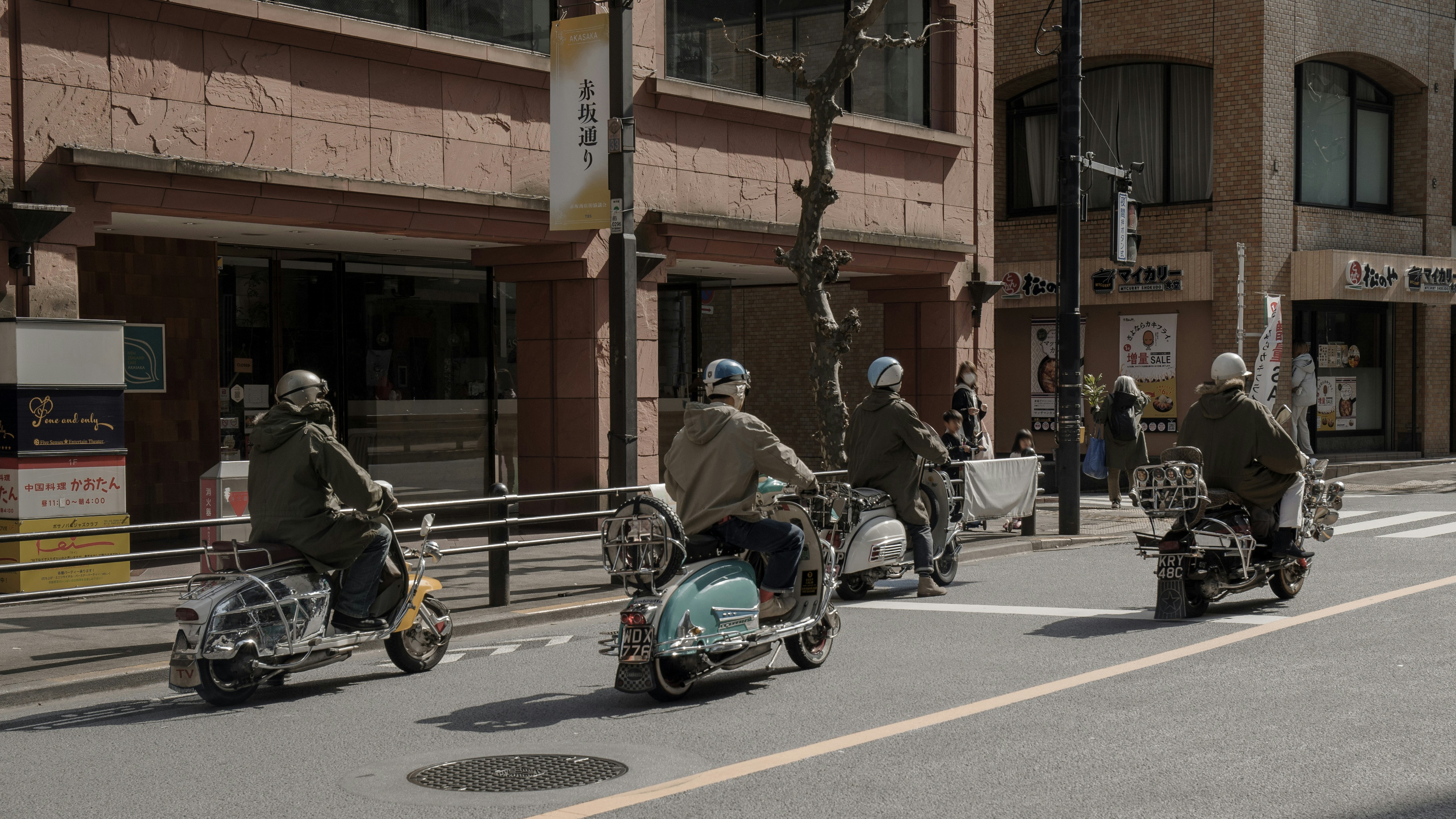 架装がほどこされたバイクが並ぶ街角の風景