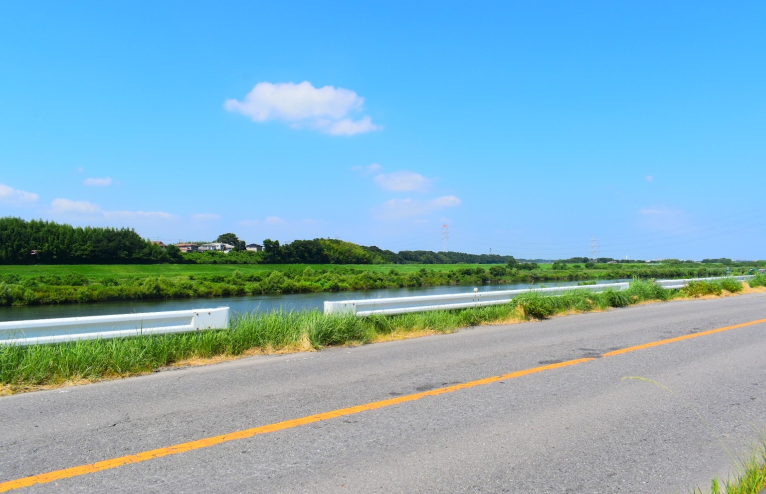 一条道路旁的绿色景观和蓝天的风景