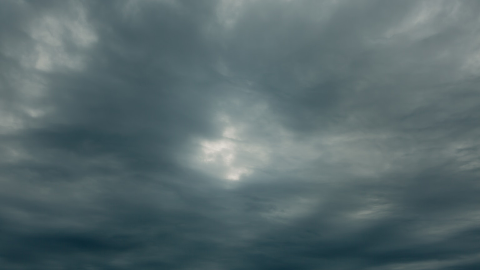 Bewölkter Himmel mit dunklen Wolken und einem Hauch von Licht