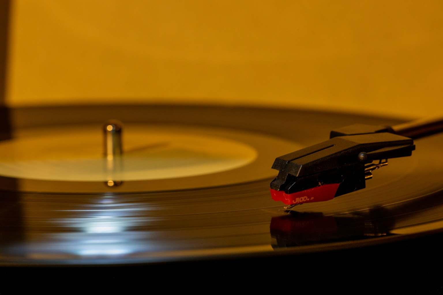 Image en gros plan d'un disque vinyle avec une aiguille de tourne-disque en mouvement