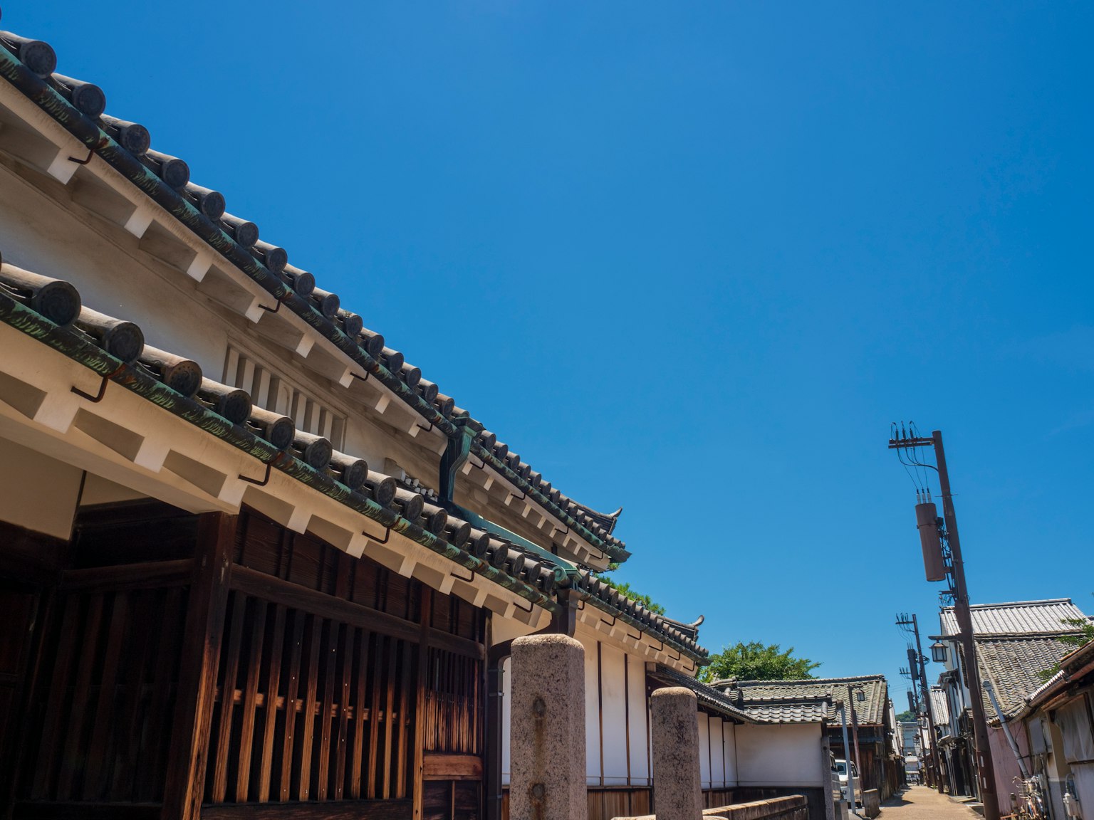 在晴朗蓝天下的传统日本建筑