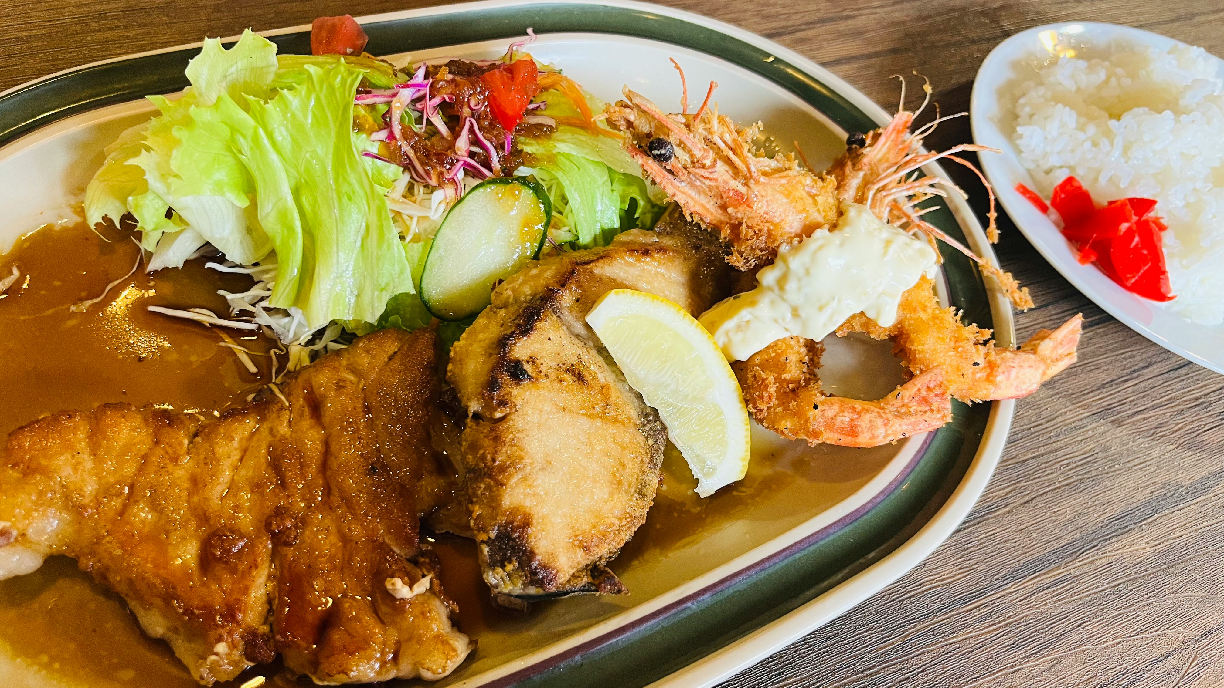 ayam panggang beraroma kari dengan pelengkap di atas meja kayu gambar