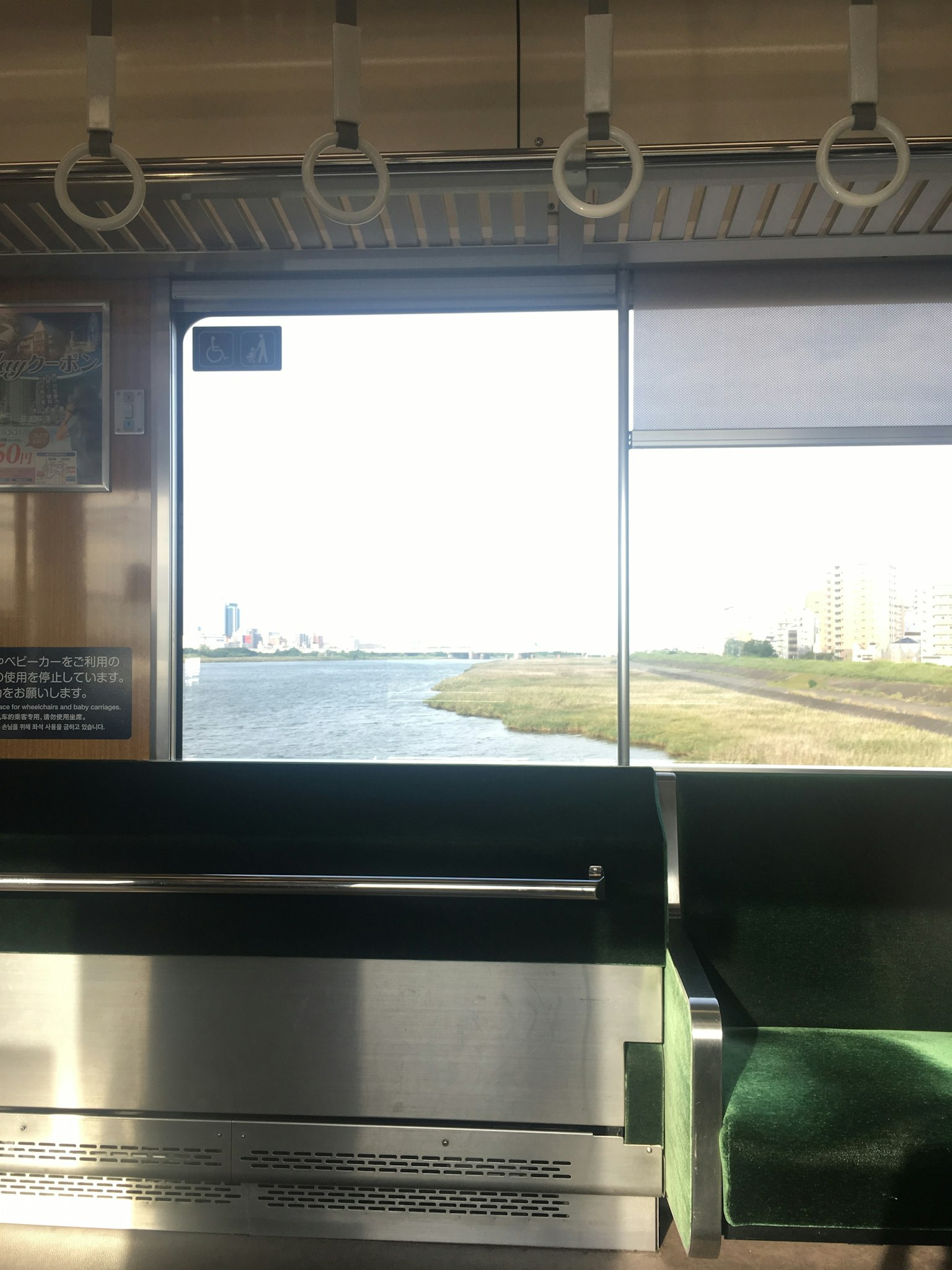 火车内看到的河流景观和绿色座椅
