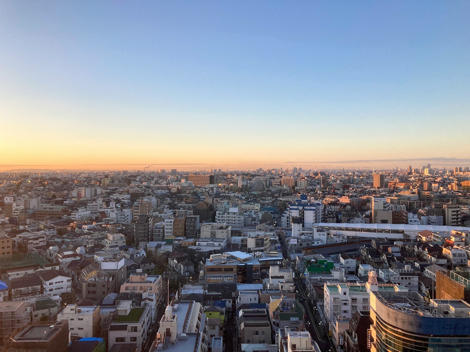 东京日落时的全景视图，建筑和社区的天际线