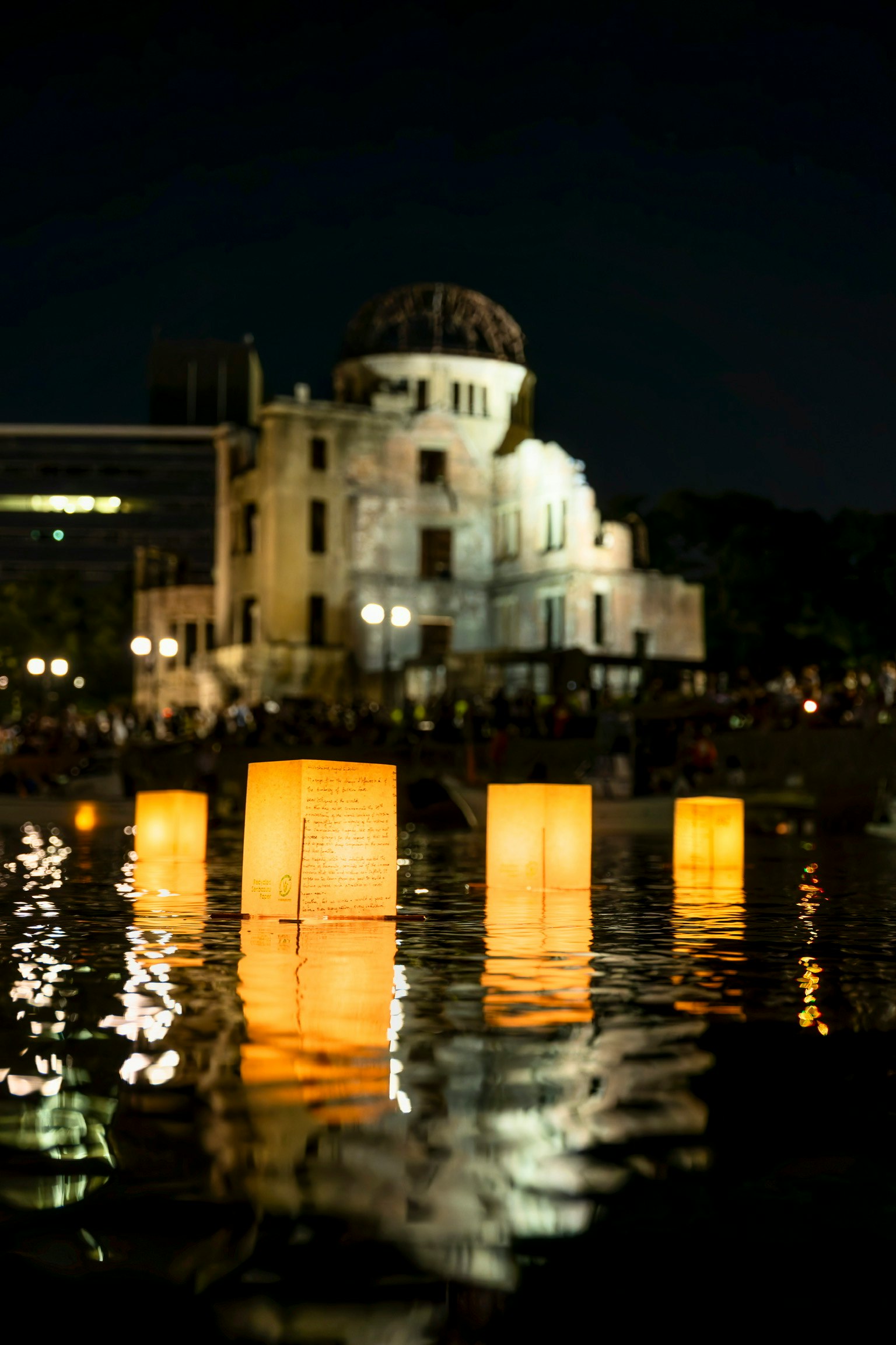 広島平和記念公園の灯籠流しと原爆ドームの夜景