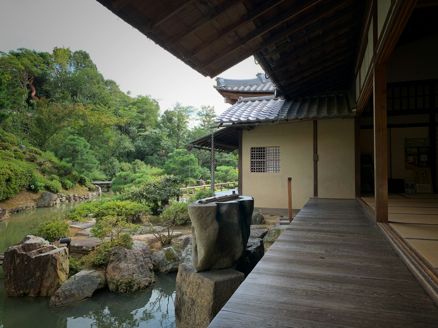 Vista serena di un giardino giapponese con un edificio tradizionale