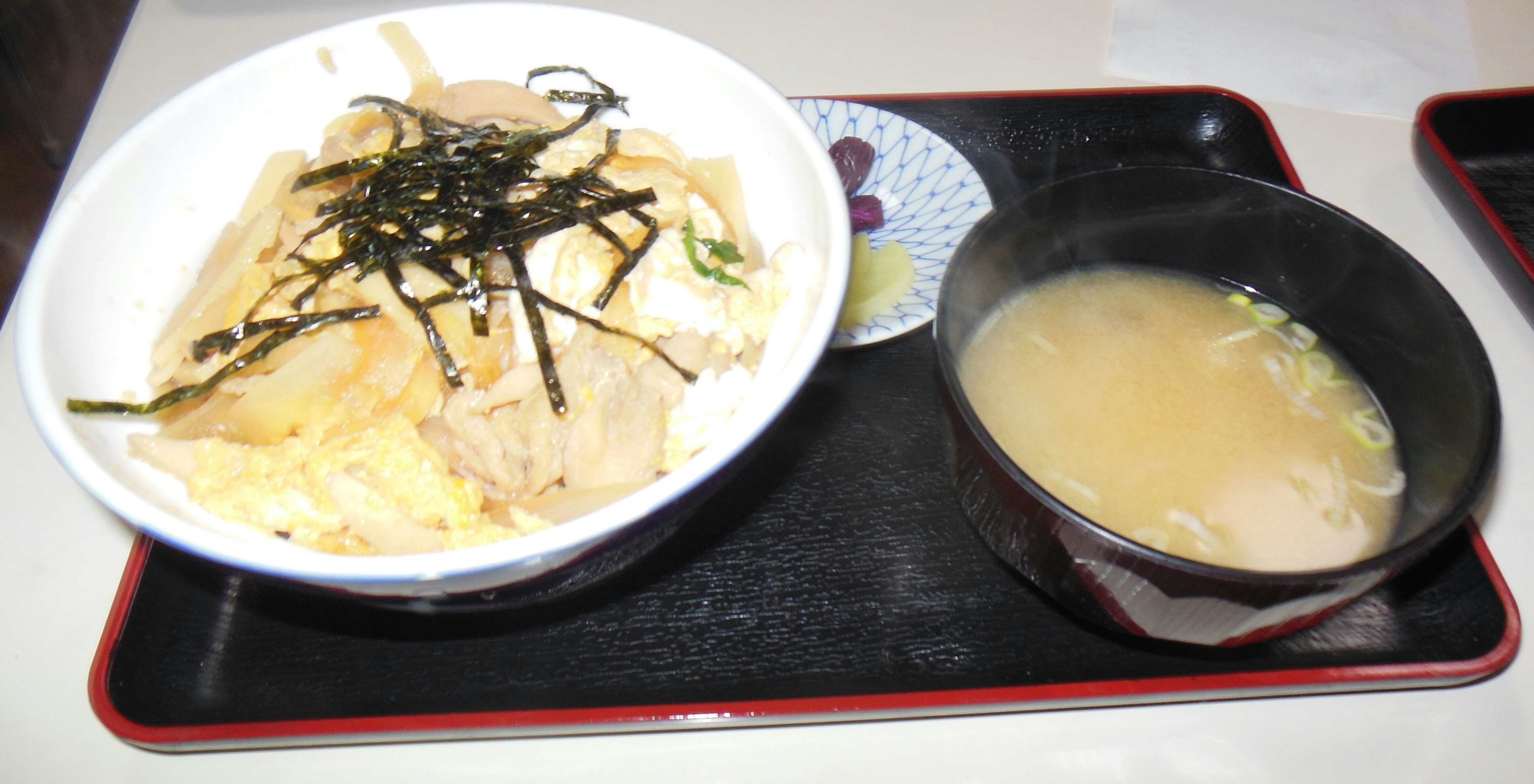 日式定食：飯碗與味噌湯