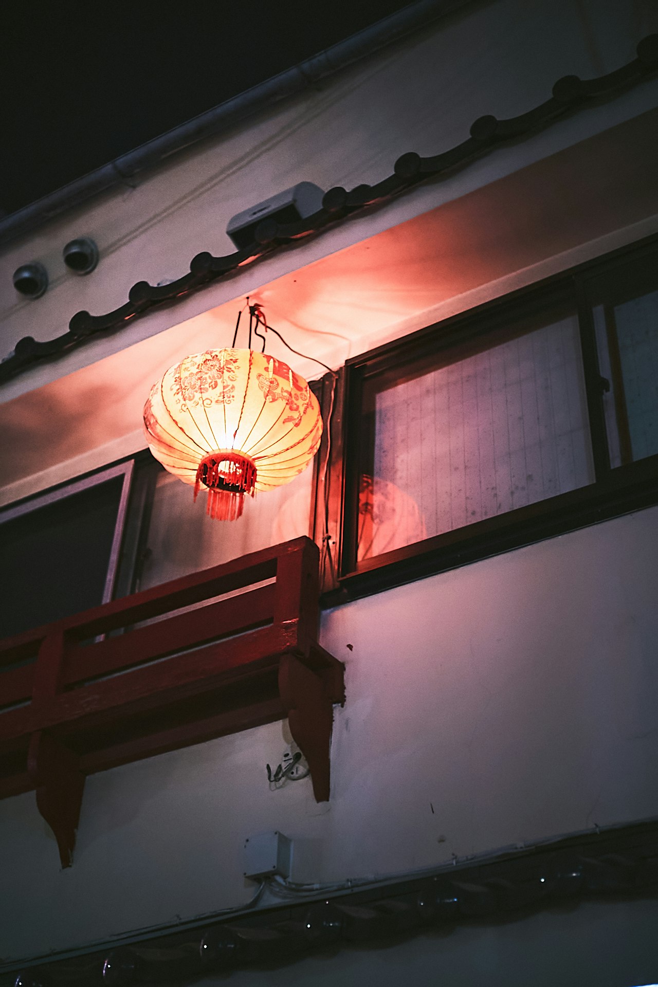 提灯と行灯が灯る夜の玄関まわり