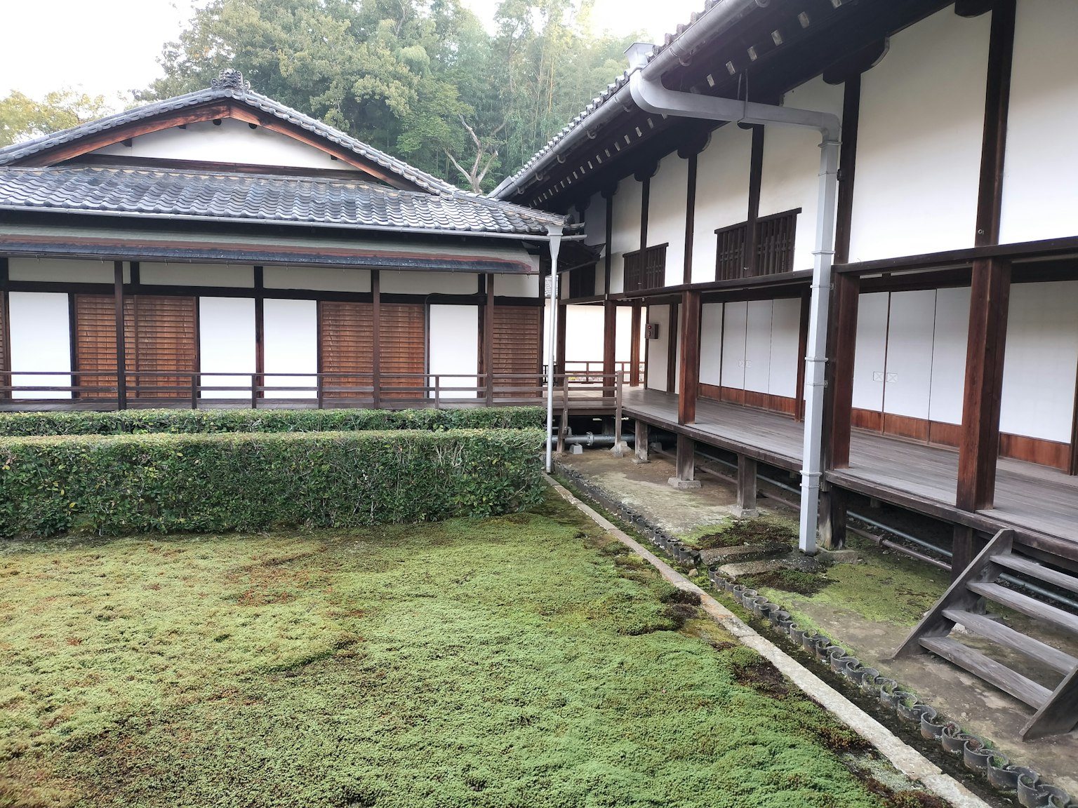 Architecture japonaise traditionnelle avec un jardin bien entretenu