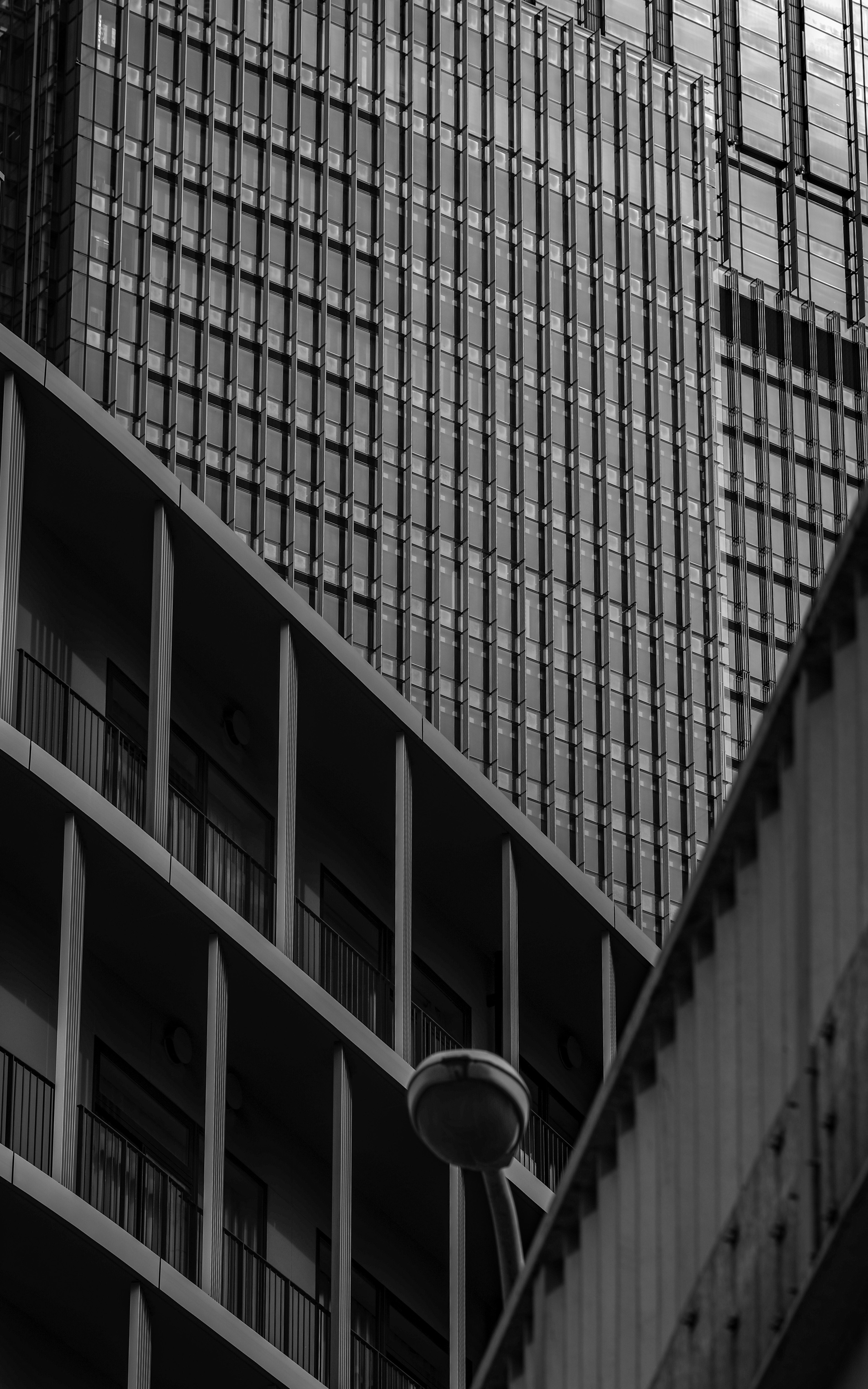 有人行天桥与路灯的城市建筑外立面