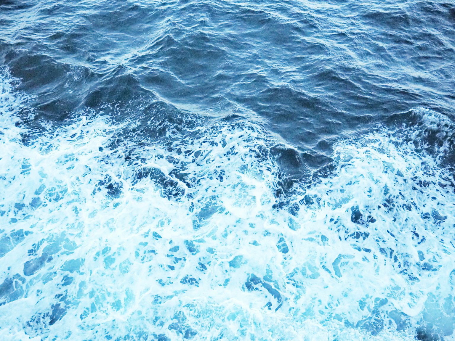 蓝色海洋波浪与白色泡沫的自然景观