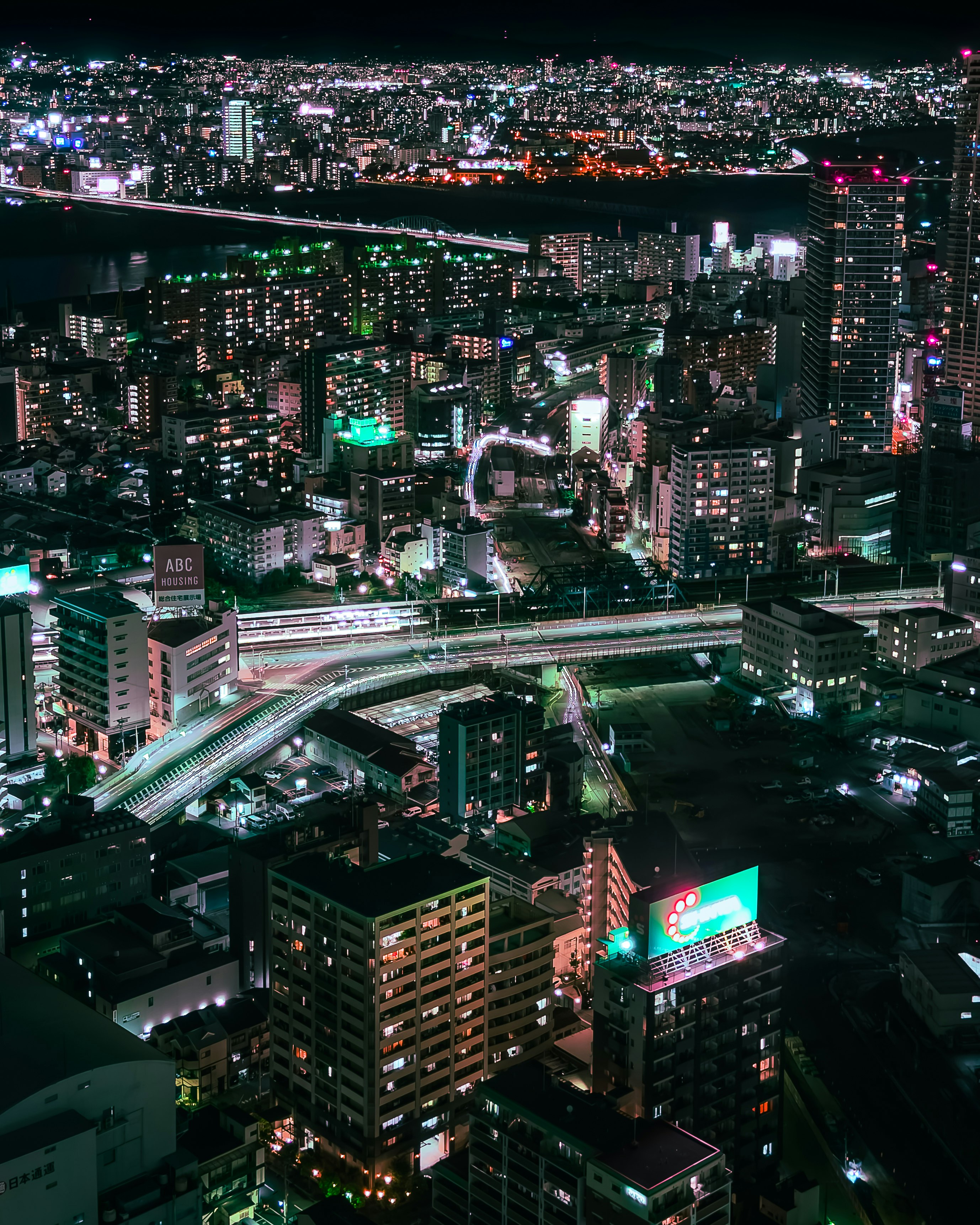 夜景の高層ビル群と川に架かる橋のある都市の眺め