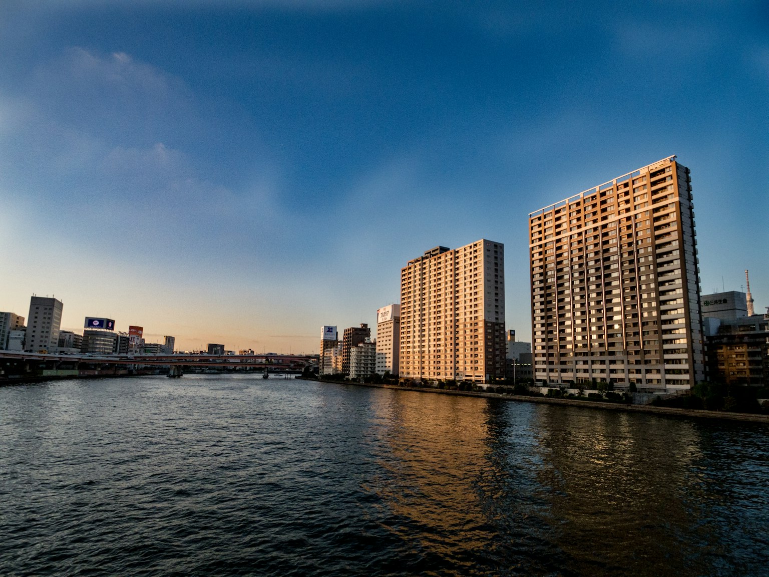 河流与高楼的日落景观