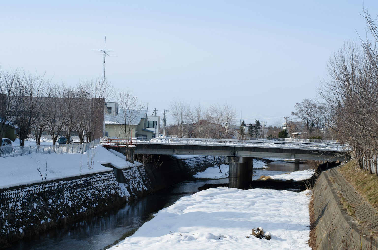 Paysage de rivière enneigée avec un pont