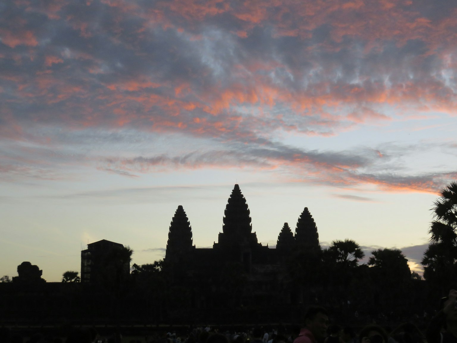 Silhouette di Angkor Wat contro un tramonto colorato