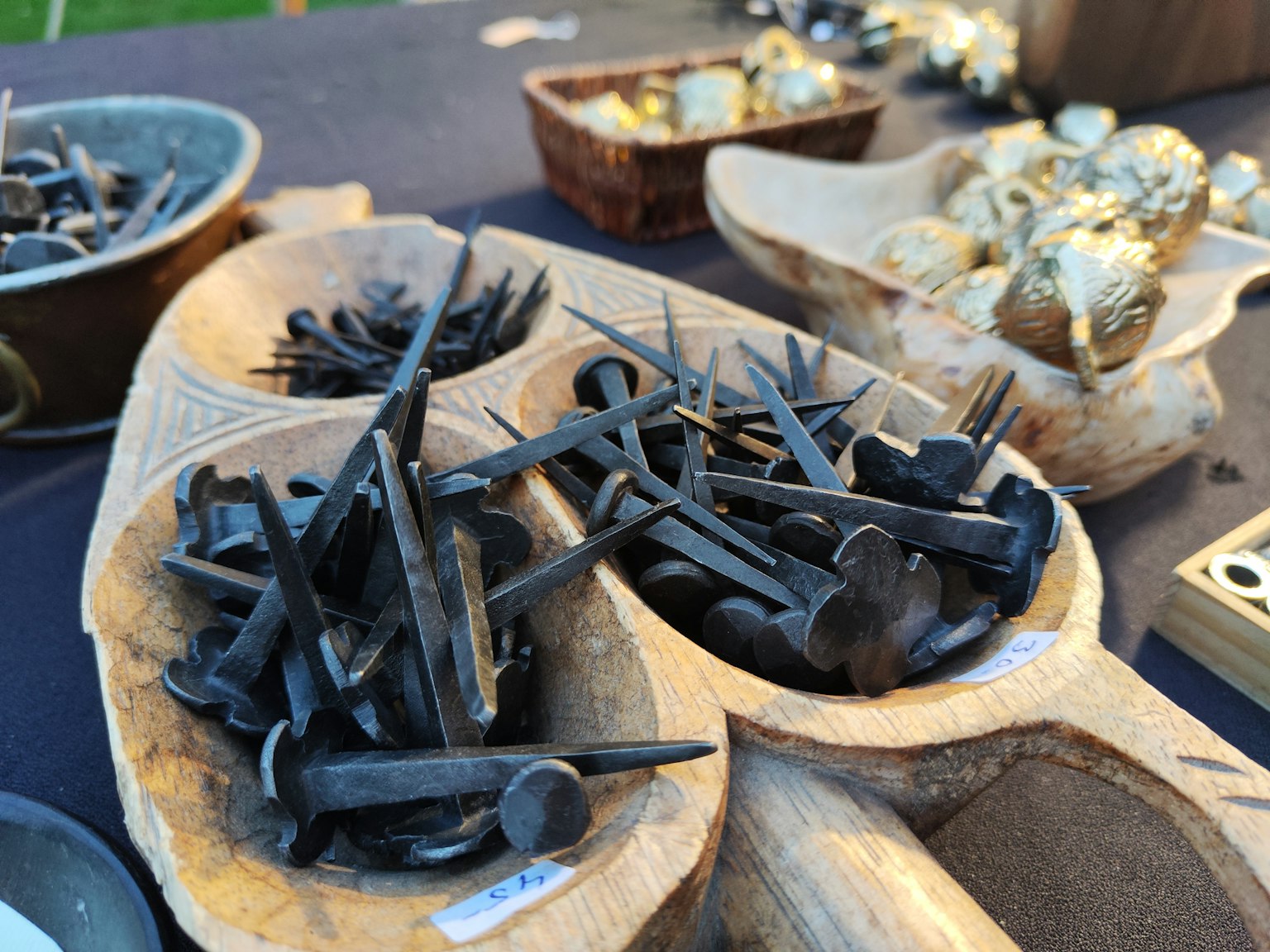 Collection de clous noirs dans des bols en bois