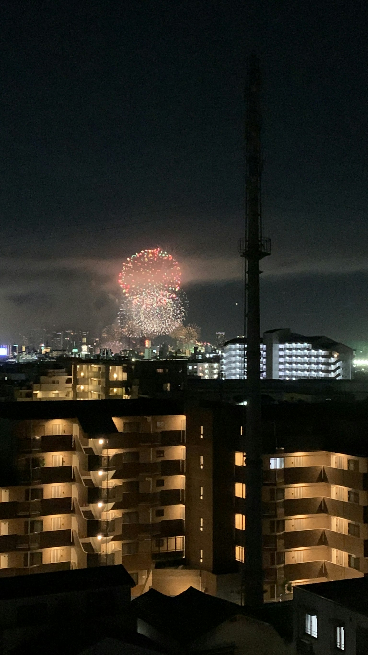 Vue nocturne de la ville avec des feux d'artifice dans le ciel