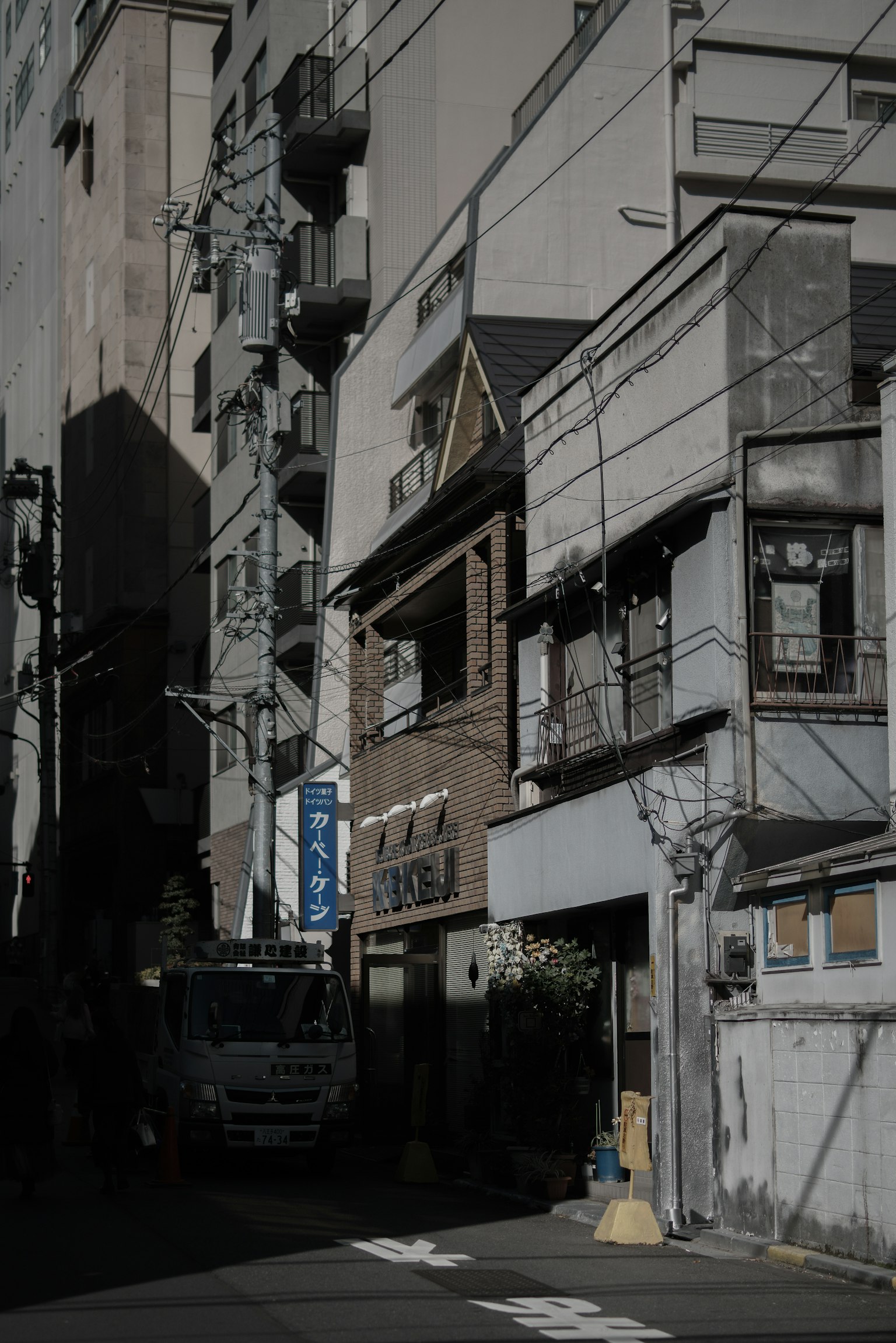 Contraste entre des bâtiments anciens et une architecture moderne dans une ruelle étroite