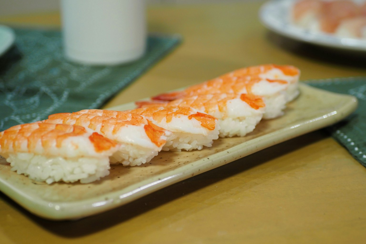 จานซูชิที่มีนิกิริกุ้ง