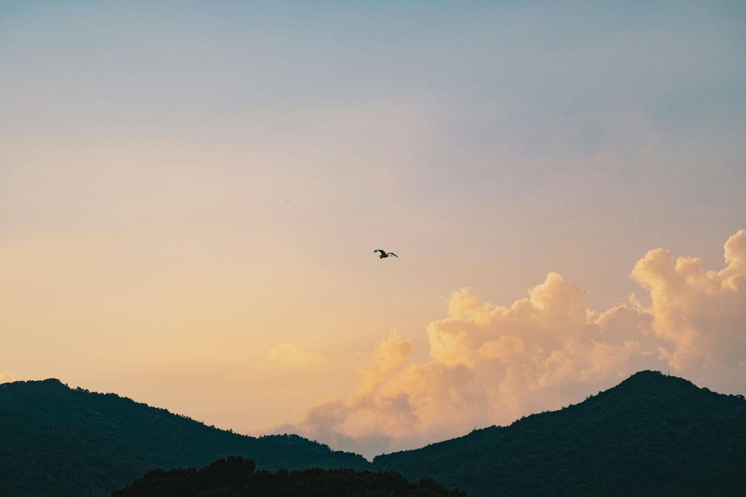 Drone che vola sopra le montagne al tramonto