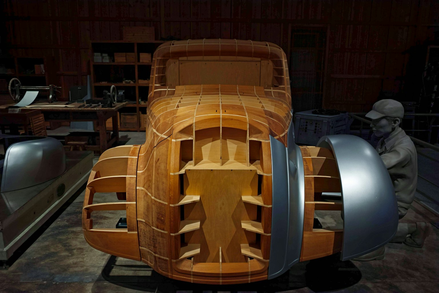 Un modèle de voiture en bois exposé dans un atelier